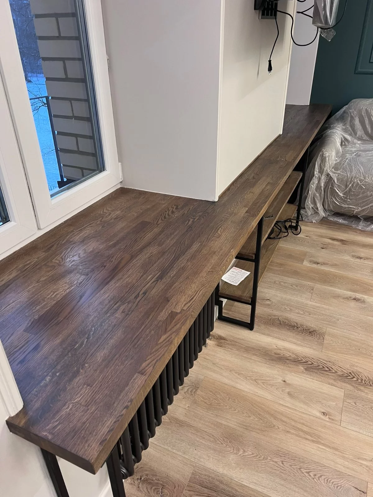 Подоконник из массива дуба на металлических опорах Loft Look Подоконник из массива дуба на металлических опорах — фото 2