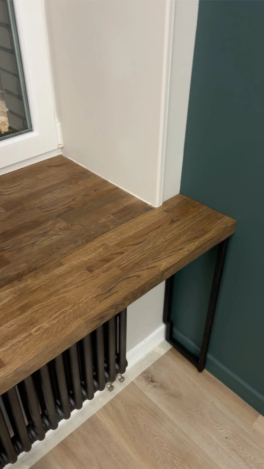 Подоконник из массива дуба на металлических опорах Loft Look Подоконник из массива дуба на металлических опорах — фото 4