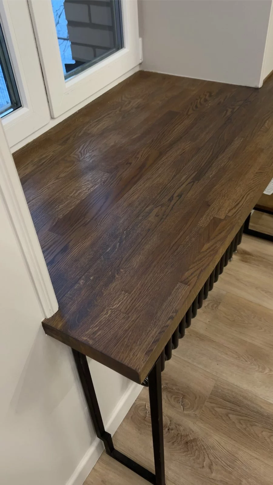 Подоконник из массива дуба на металлических опорах Loft Look Подоконник из массива дуба на металлических опорах — фото 5