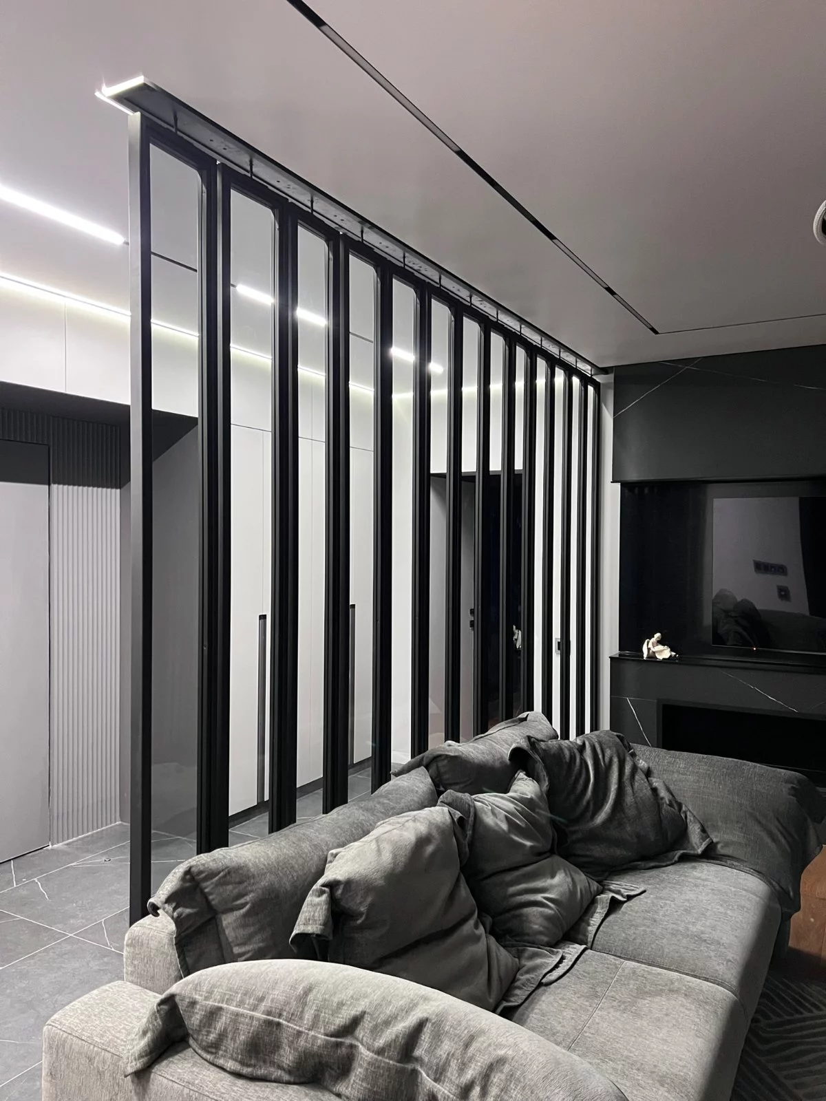 Поворотная перегородка из металла и стекла Loft Look Поворотная перегородка из металла и тонированного стекла — фото 2
