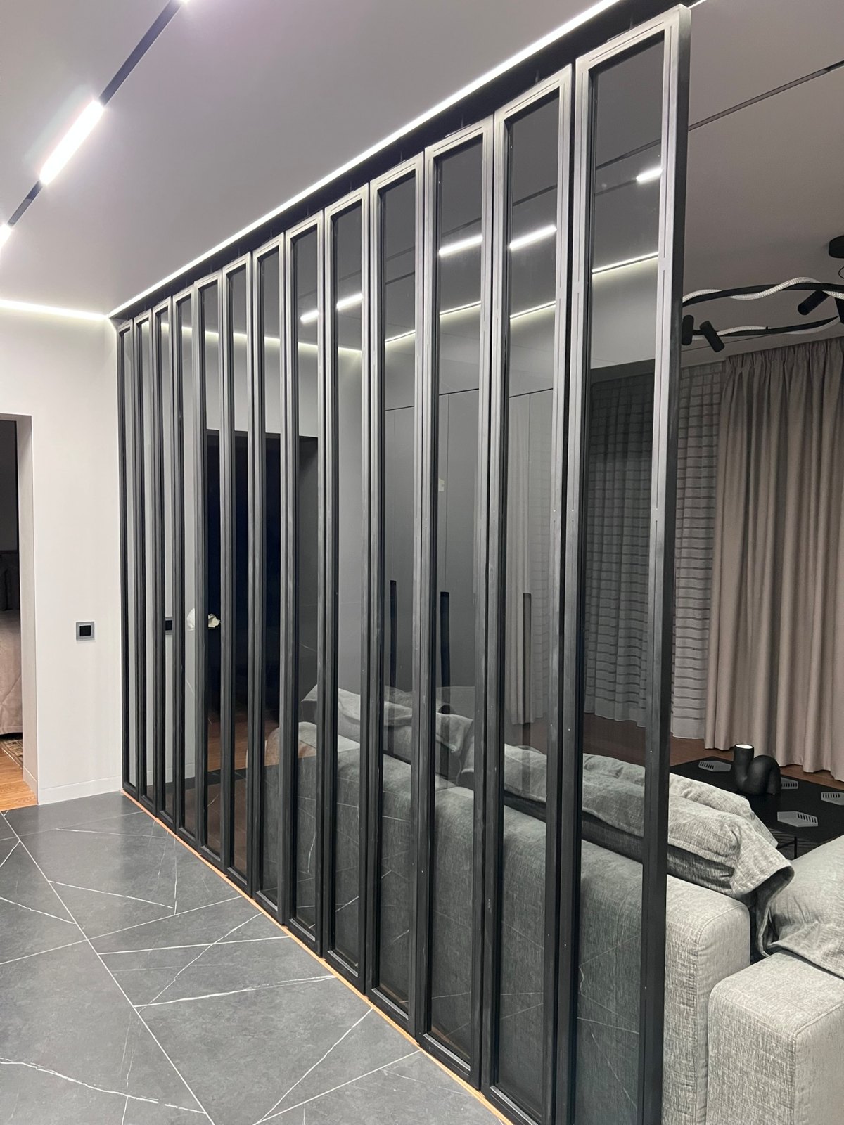 Поворотная перегородка из металла и стекла Loft Look Поворотная перегородка из металла и тонированного стекла — фото 4