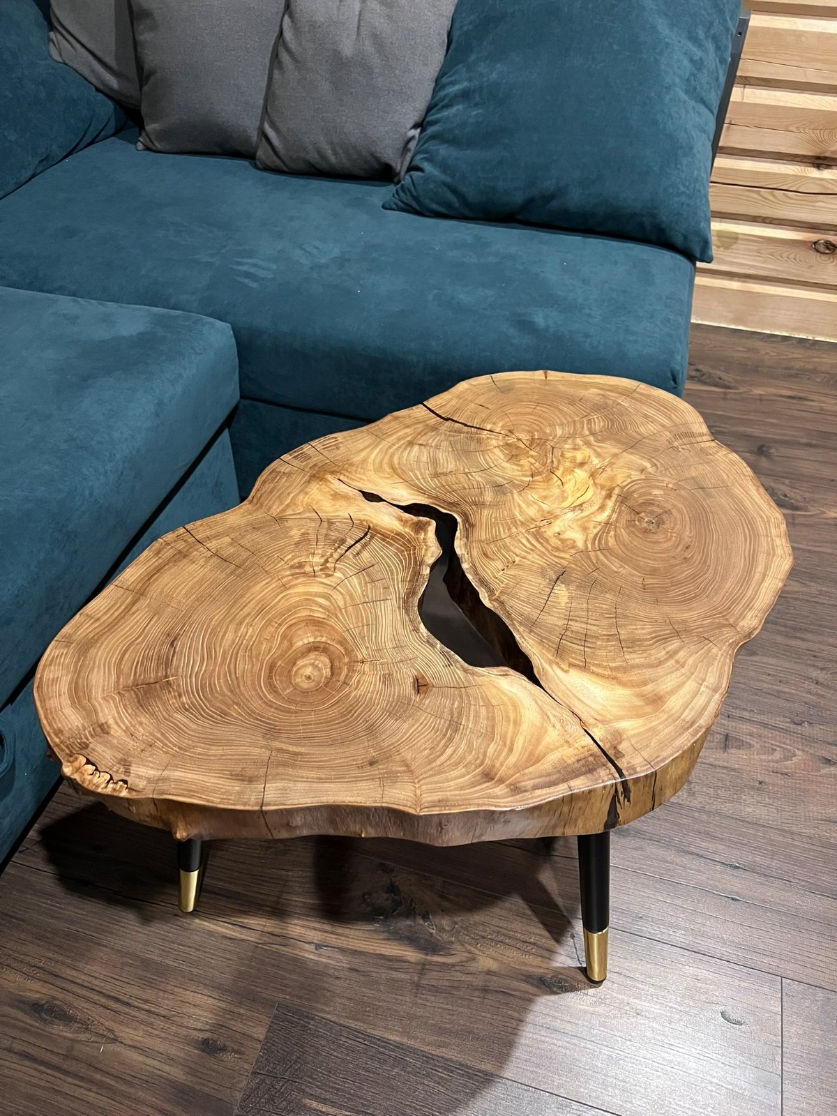 Журнальный стол из спила карагача со смолой Loft Look Журнальный стол из спила карагача с эпоксидной смолой — фото 10