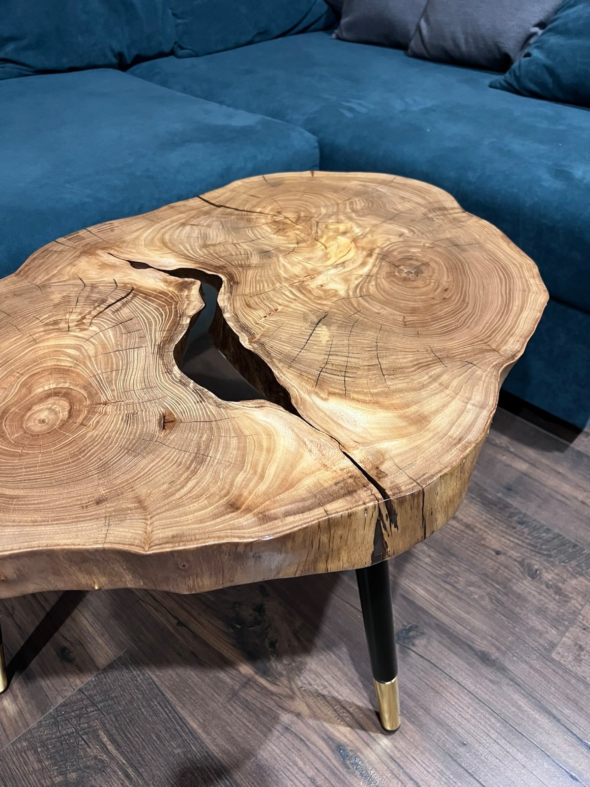 Журнальный стол из спила карагача со смолой Loft Look Журнальный стол из спила карагача с эпоксидной смолой — фото 2